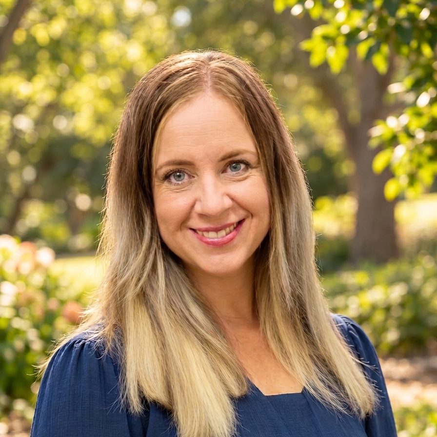 Portrait of Dr Natalie Cook
